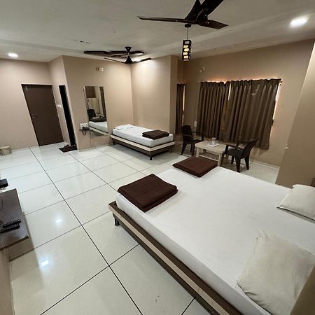 Hotel Bluediamond Bardoli Bagian luar foto