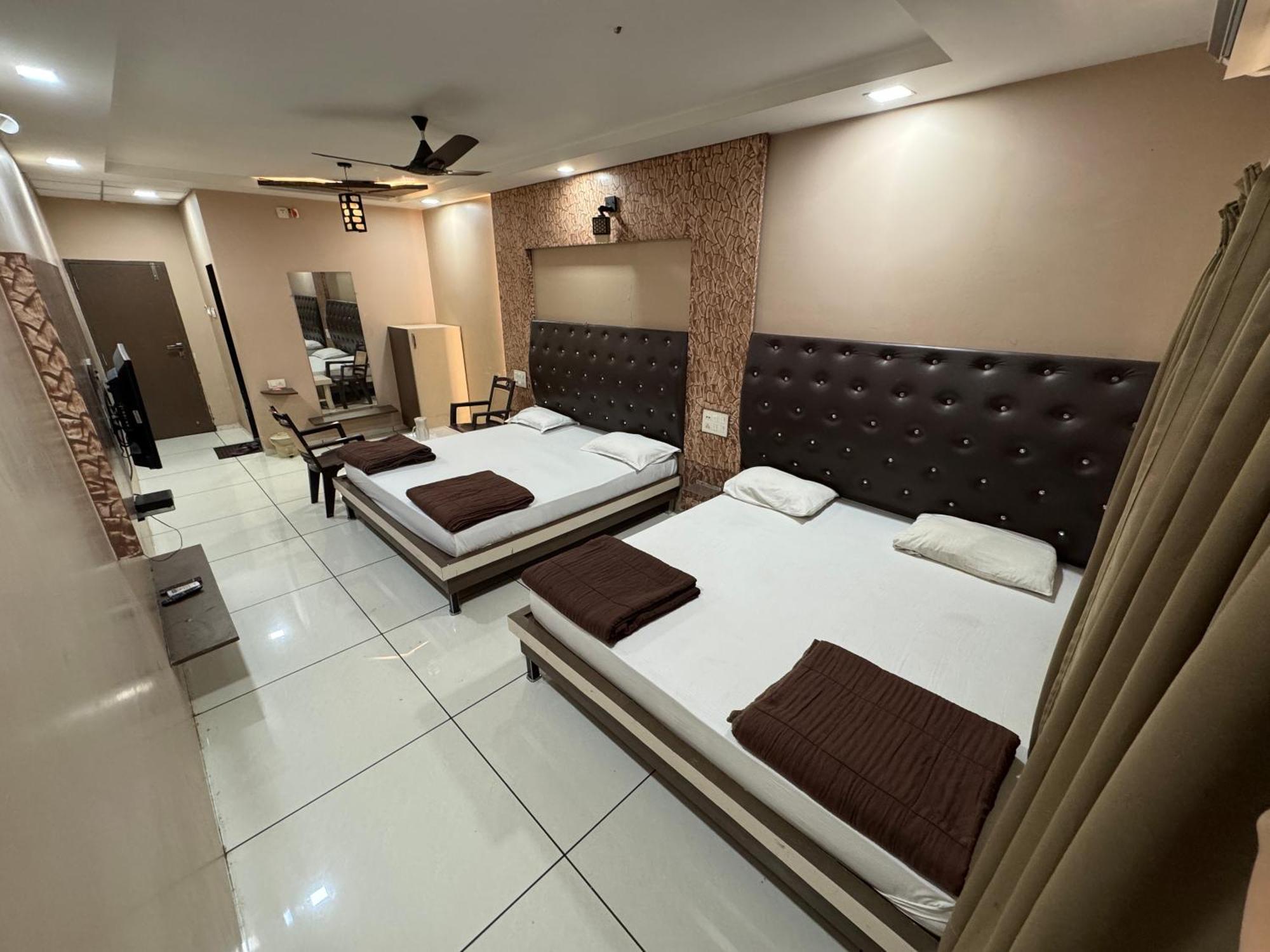 Hotel Bluediamond Bardoli Bagian luar foto