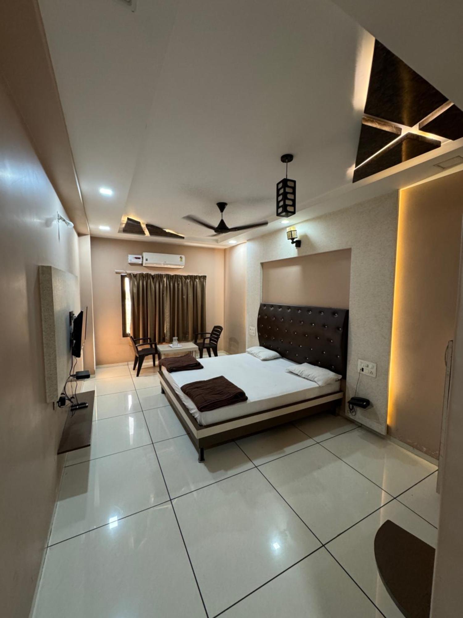 Hotel Bluediamond Bardoli Bagian luar foto