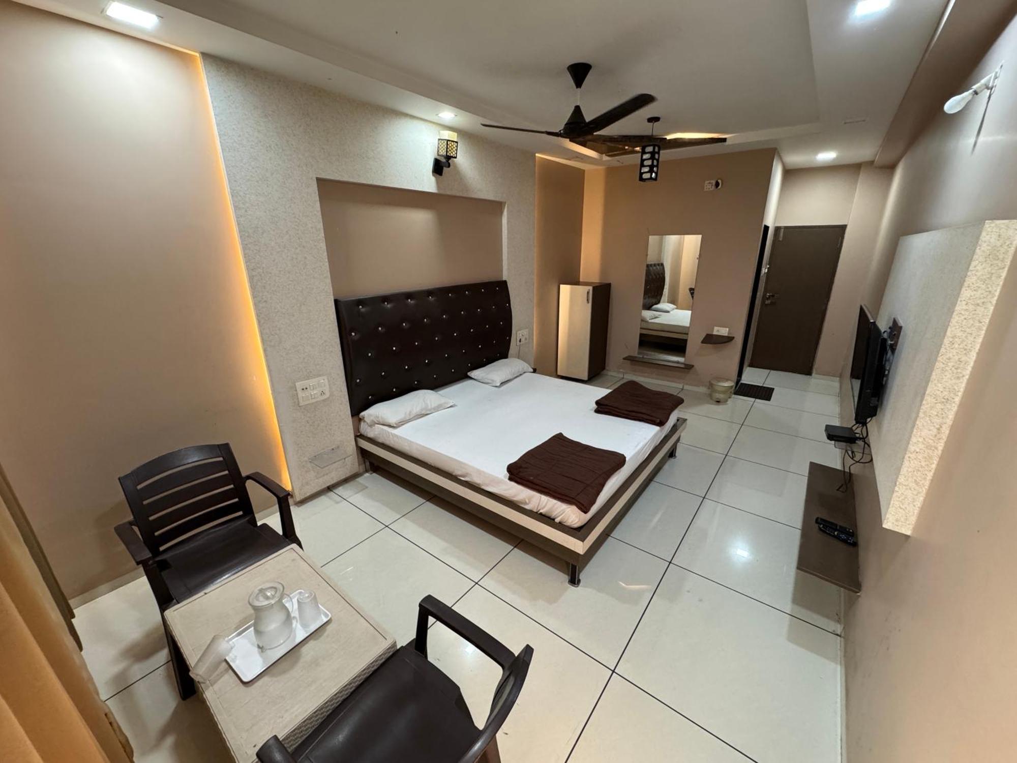 Hotel Bluediamond Bardoli Bagian luar foto